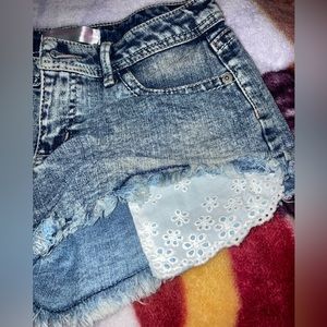 NO BOUNDARIES • size 3 • Jean shorts